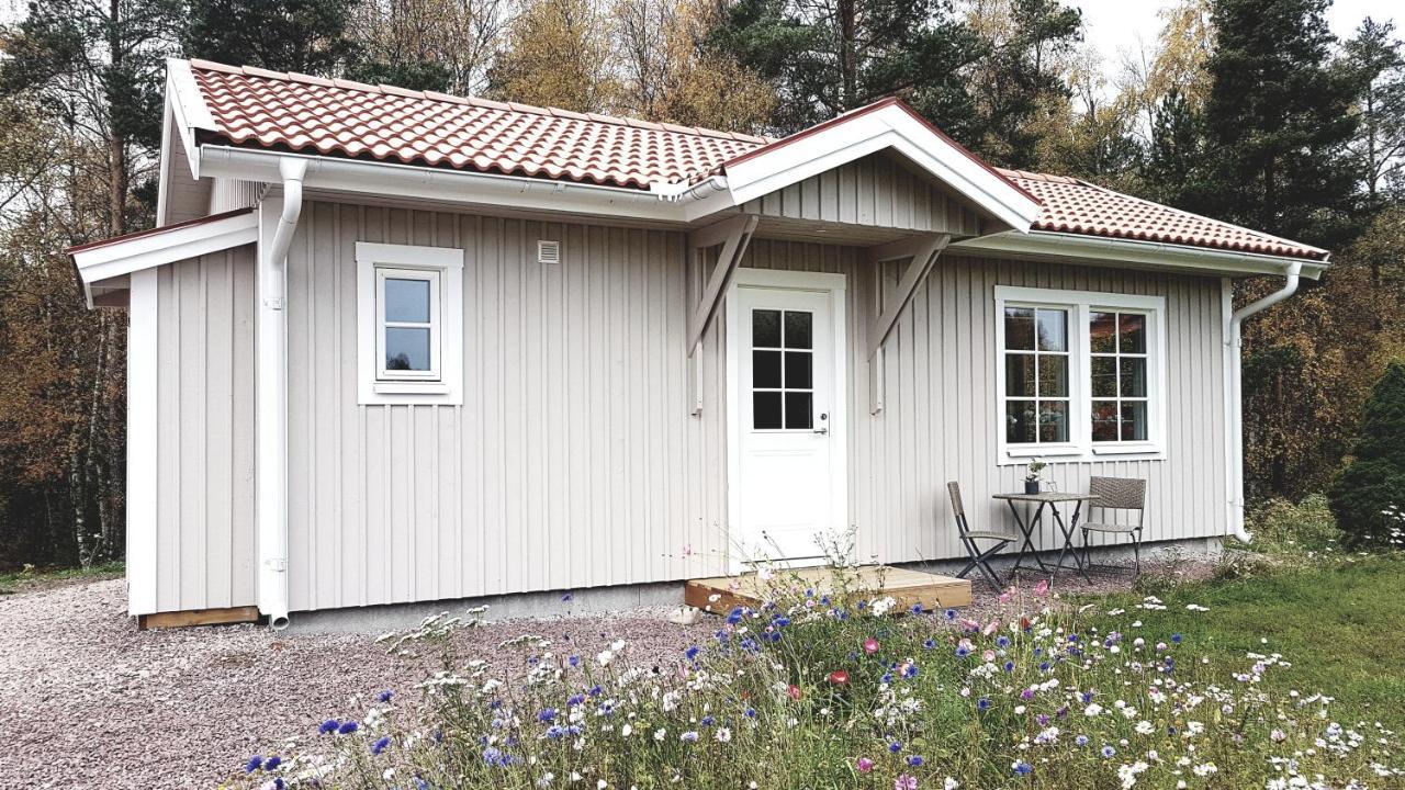Nybyggd Stuga Intill Skogsbrynet - New Built Cottage Next To The Cowberry Forest Mora Exteriér fotografie